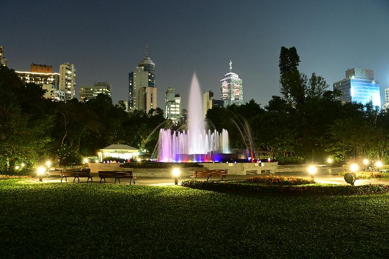 康樂及文化事務署星期六（十一月六日）在香港動植物公園舉行一百五十周年慶典啓動禮暨黃昏音樂會，慶祝公園成立逾一個半世紀，並展現公園在「市中森　自然共生」新品牌主題下的嶄新形象。