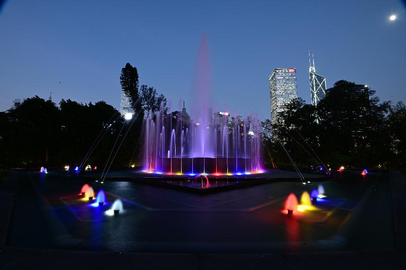 康樂及文化事務署星期六（十一月六日）下午四時三十分至六時在香港動植物公園噴水池平台花園舉行一百五十周年慶典啓動禮暨黃昏音樂會。