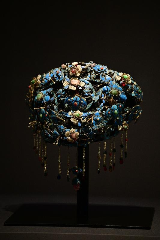 香港藝術館十一月五日起舉行「#物色──館藏文物的色彩美學」展覽。圖示清代點翠嵌寶石珍珠蝠蝶花卉鈿子。