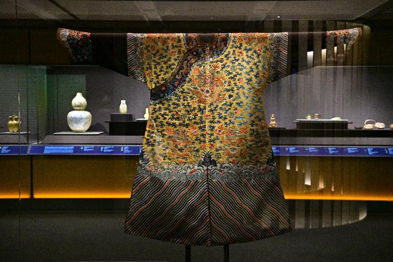 香港藝術館十一月五日起舉行「#物色──館藏文物的色彩美學」展覽。圖示清代咸豐時期的黃地刺繡十二章紋龍袍。