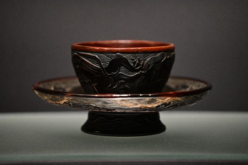 香港藝術館十一月五日起舉行「#物色──館藏文物的色彩美學」展覽。圖示宋代的剔黑波浪雲龍紋漆杯托。