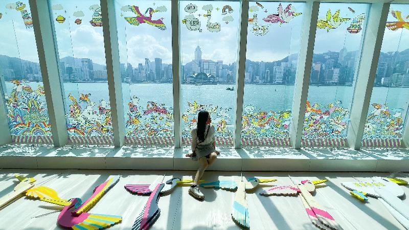 香港藝術館十一月五日起舉行「#物色──館藏文物的色彩美學」展覽。圖示本地藝術家兼插畫家李美欣（Messy Desk）與她特別為這次展覽創作的作品。
