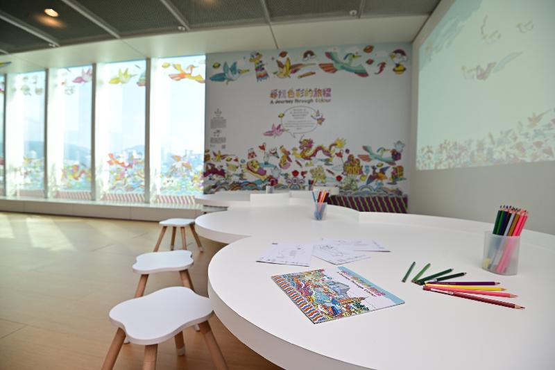香港藝術館十一月五日起舉行「#物色──館藏文物的色彩美學」展覽。觀眾可透過擴增實境互動裝置，設計出獨一無二的立體飛鳥，飛進本地藝術家李美欣（Messy Desk）的色彩世界。