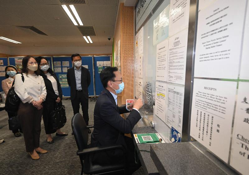 The Secretary for the Civil Service, Mr Patrick Nip, today (November 4) visited the Nam Cheong Offices and Vehicle Depot of the Food and Environmental Hygiene Department. Photo shows Mr Nip (first right) learning more about the services of the Hawkers and Markets Section (Kowloon) Shroff Office.