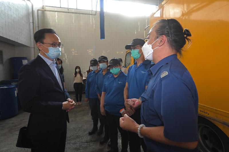 The Secretary for the Civil Service, Mr Patrick Nip, today (November 4) visited the Nam Cheong Offices and Vehicle Depot of the Food and Environmental Hygiene Department. Photo shows Mr Nip (first left) chatting with colleagues of the Dead Removal Team and expressing his gratitude for their hard work.