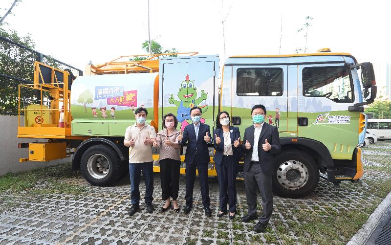 The Secretary for the Civil Service, Mr Patrick Nip, today (November 4) visited the Nam Cheong Offices and Vehicle Depot of the Food and Environmental Hygiene Department (FEHD). After receiving a briefing on the operation of street washer vehicles from FEHD colleagues, Mr Nip (centre) is pictured with the Permanent Secretary for the Civil Service, Mrs Ingrid Yeung (second left); the Director of Food and Environmental Hygiene, Ms Irene Young (second right); and FEHD colleagues.