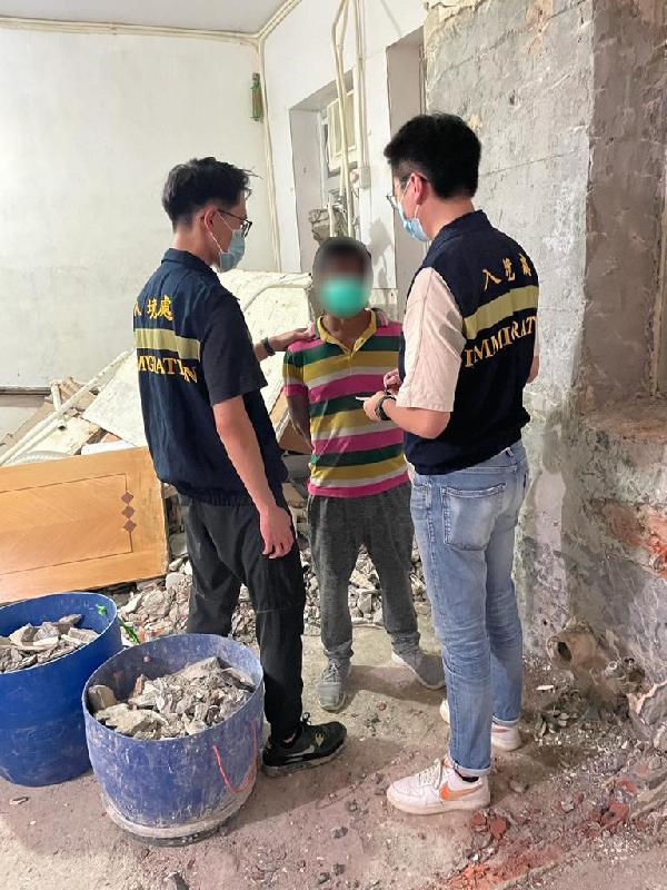 The Immigration Department mounted territory-wide anti-illegal worker operations codenamed "Twilight" and "Contribute" for three consecutive days from November 2 to yesterday (November 4). Photo shows a suspected illegal worker arrested during the operations.