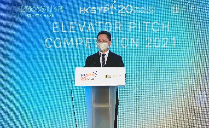 The Secretary for Innovation and Technology, Mr Alfred Sit, delivers a speech at the Elevator Pitch Competition 2021 today (November 5).