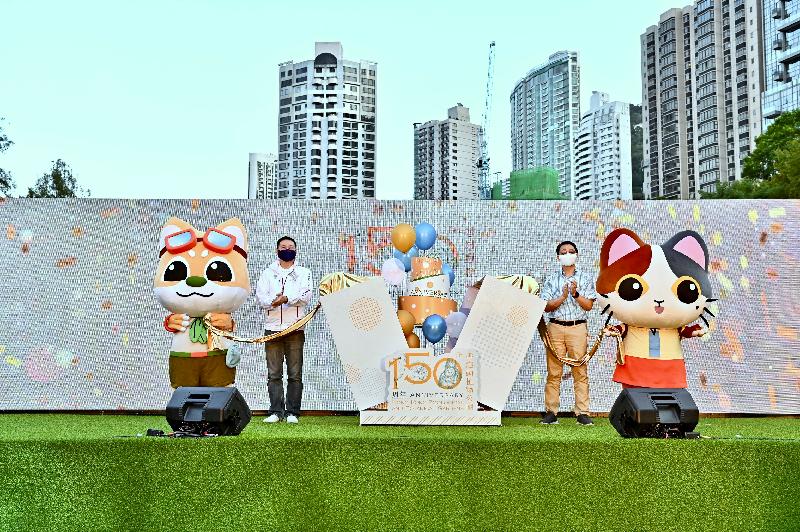 民政事务局局长徐英伟（左）和康乐及文化事务署署长刘明光（右）今日（十一月六日）在香港动植物公园一百五十周年庆典启动礼暨黄昏音乐会上主礼。