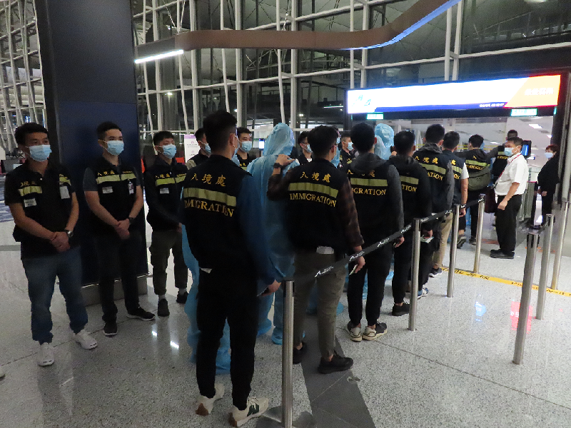 The Immigration Department repatriated Vietnamese illegal immigrants and overstayers to Vietnam today (November 6).