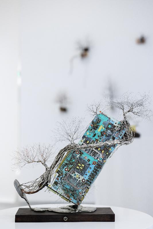 由藝術推廣辦事處與香港設計師協會共同籌劃的大灣區藝術展覽系列「創><藝互聯」第四及第五個展覽──「共><感」及「渡可道」，由即日至十一月二十八日在佛山和美術館舉行。圖示香港藝術家林佑森的作品《銅林》（局部）。