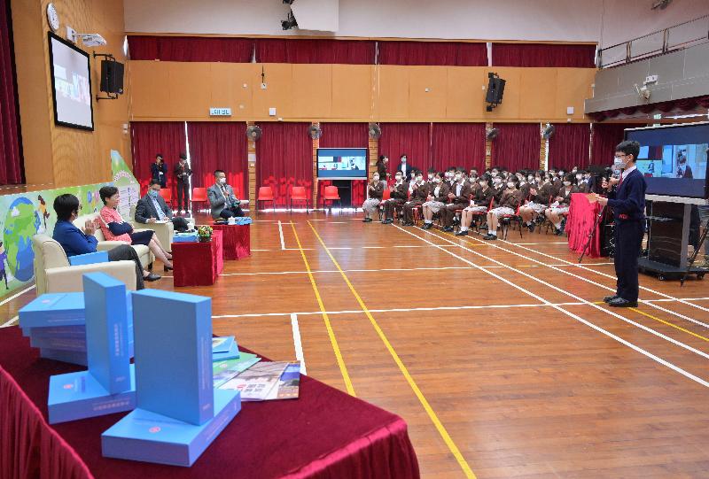 行政長官林鄭月娥今日（十一月十日）到訪沙田官立中學，向中小學代表致送《2021年施政報告》資料冊。圖示林鄭月娥（左二）與學生就《2021年施政報告》交流。
