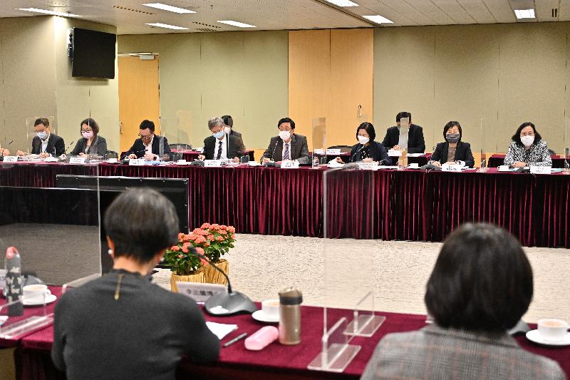 政務司司長李家超（前排右四）今日（十一月十日）下午在政府總部主持扶貧委員會第四屆任期內的第五次會議。