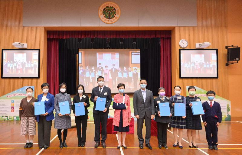 The Chief Executive, Mrs Carrie Lam (centre), presented the 2021 Policy Address information kits to representatives of primary and secondary schools at Sha Tin Government Secondary School today (November 10). Also present was the Secretary for Education, Mr Kevin Yeung (fifth right).
