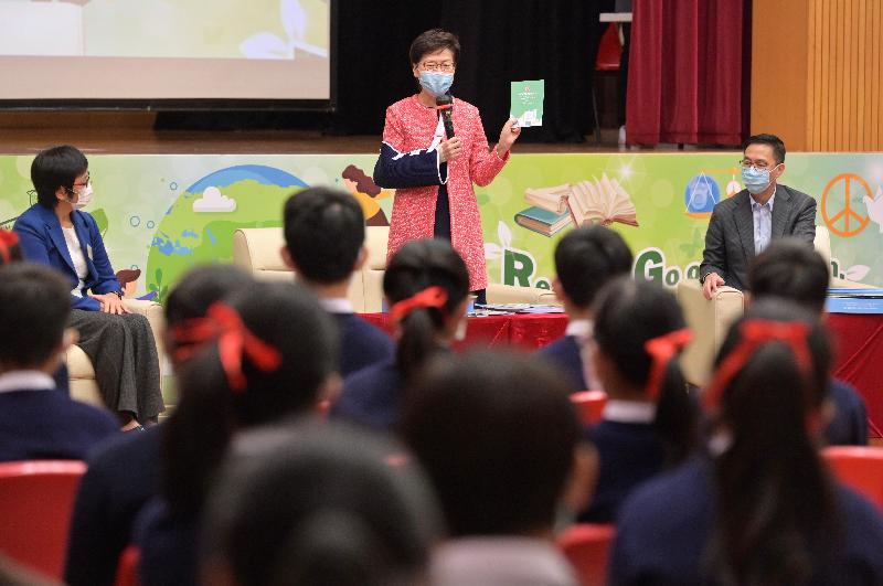 The Chief Executive, Mrs Carrie Lam, presented the 2021 Policy Address information kits to representatives of primary and secondary schools at Sha Tin Government Secondary School today (November 10). Photo shows Mrs Lam (centre), accompanied by the Secretary for Education, Mr Kevin Yeung (right), briefing teachers and students on the content of the information kits.
