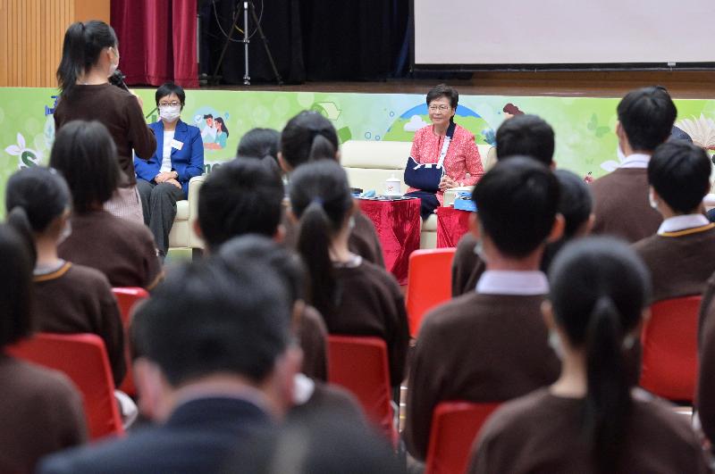 The Chief Executive, Mrs Carrie Lam, presented the 2021 Policy Address information kits to representatives of primary and secondary schools at Sha Tin Government Secondary School today (November 10). Photo shows Mrs Lam (right) in an exchange session with students on the 2021 Policy Address.