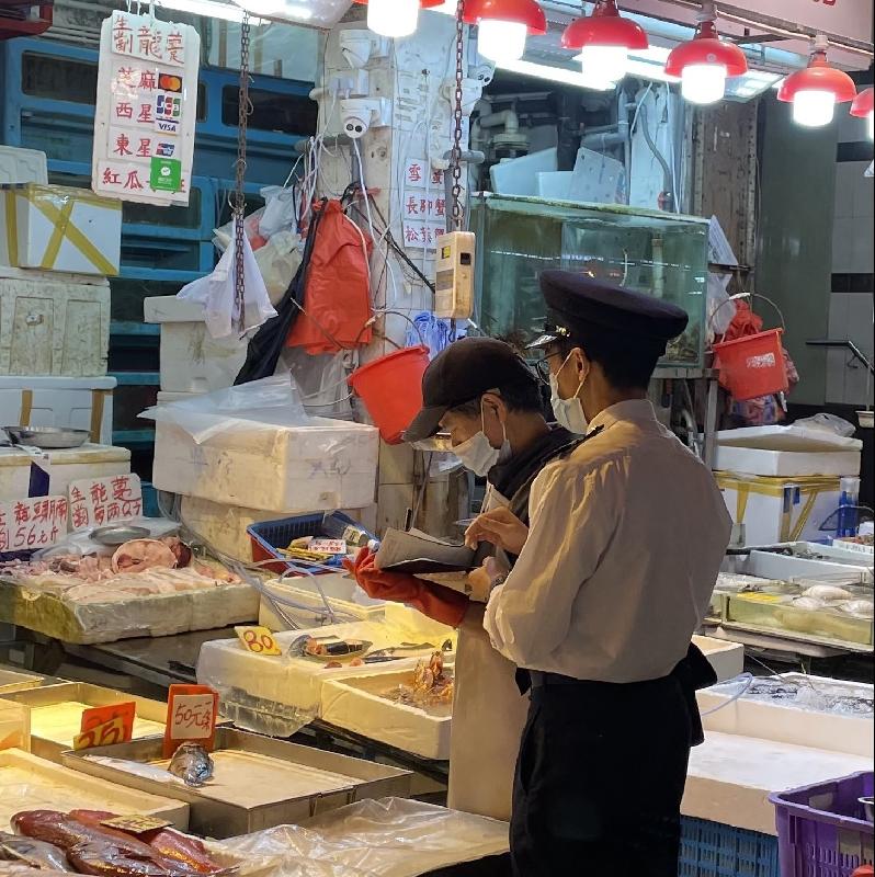 The Food and Environmental Hygiene Department conducted a blitz operation in Wan Chai on November 9 evening and found two fresh provision shops (FPS) in the Canal Road West vicinity selling the restricted food, hairy crab, without permission. The FPS are suspected of violating the Food Business Regulation (Cap. 132X). Procedures on prosecution were initiated against the operators.
