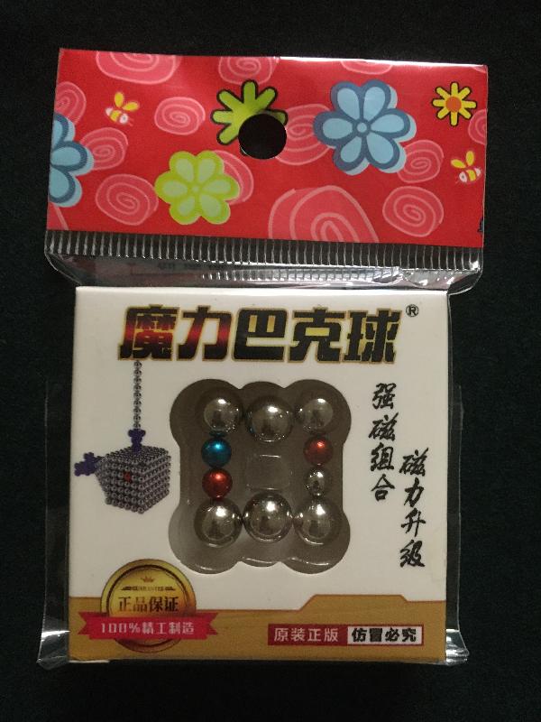 香港海关今日（十一月十一日）提醒市民留意一款不安全磁石珠玩具，测试结果显示该款玩具有令儿童窒息或肠道阻塞的潜在危险。图示该款磁石珠玩具。