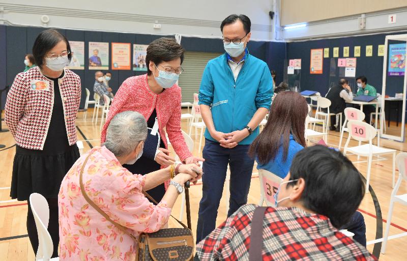 The Chief Executive, Mrs Carrie Lam, today (November 11) received her third dose of the Sinovac vaccine at the Community Vaccination Centre at Java Road Sports Centre. Photo shows Mrs Lam (third left), accompanied by the Secretary for the Civil Service, Mr Patrick Nip (fourth left), and the Secretary for Food and Health, Professor Sophia Chan (first left), chatting with members of the public who received vaccination at the centre.
