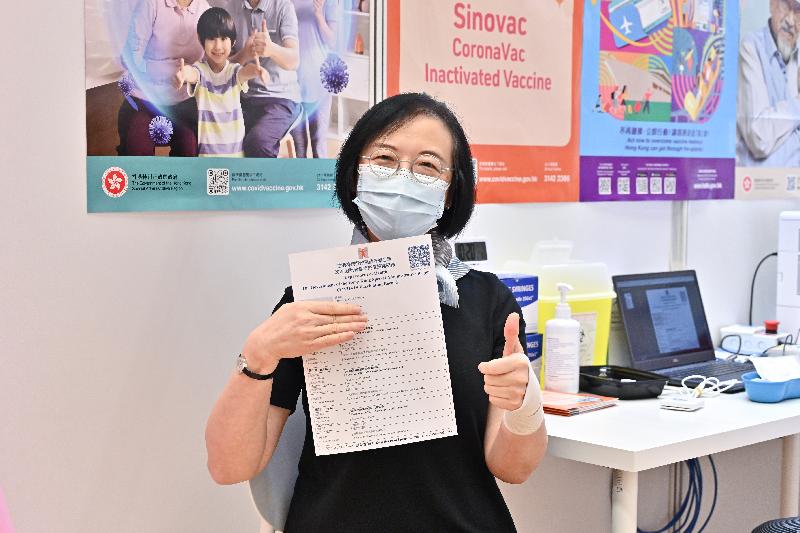 The Secretary for Food and Health, Professor Sophia Chan, today (November 11) receives her third dose of the Sinovac vaccine at the Community Vaccination Centre at Java Road Sports Centre.