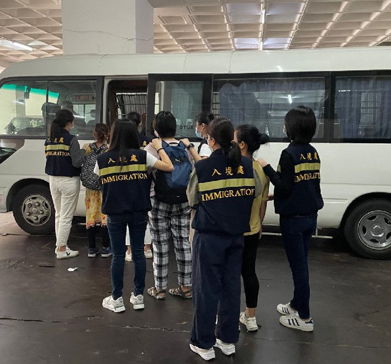The Immigration Department mounted territory-wide anti-illegal worker operations codenamed "Twilight", "Contribute" and "Fastrack" for four consecutive days from November 8 to yesterday (November 11). Photo shows suspected illegal workers arrested during the operations.