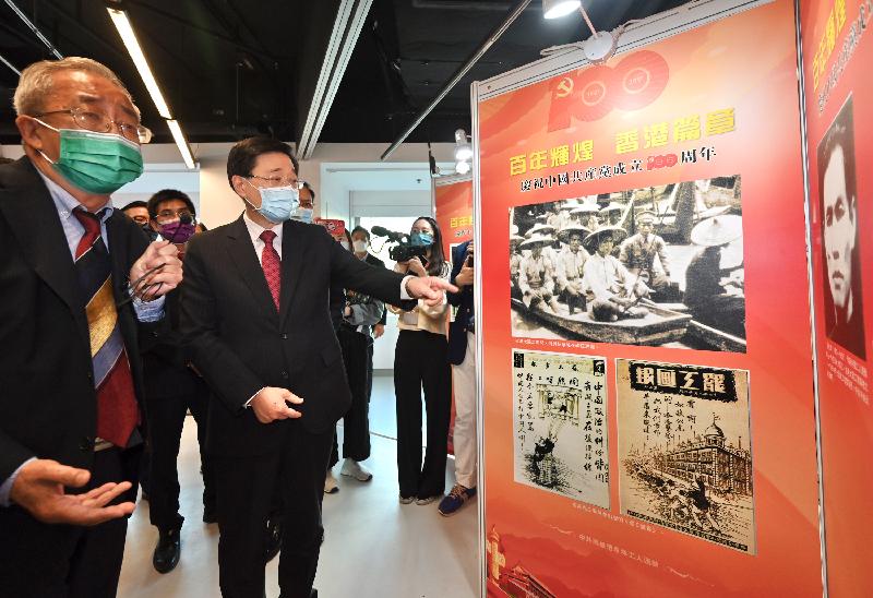 政務司司長李家超今日（十一月十二日）出席香港商報主辦的「百年輝煌　香港篇章　慶祝中國共產黨成立100周年大型圖片展」開幕典禮。圖示李家超（前右）參觀展品。