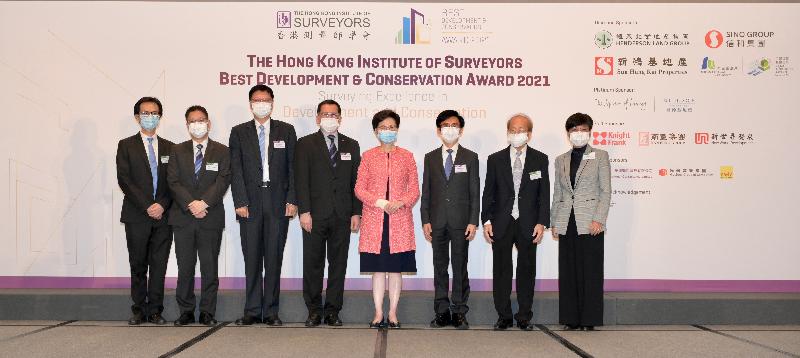 The Chief Executive, Mrs Carrie Lam, attended the Hong Kong Institute of Surveyors Best Development & Conservation Award 2021 Award Presentation Ceremony today (November 12). Photo shows (from fourth left) the President of the Hong Kong Institute of Surveyors, Mr Edwin Tang; Mrs Lam; the Chairman of the Best Development and Conservation Award 2021 Organising Committee, Mr Alexander Lam, and other guests at the Ceremony.
