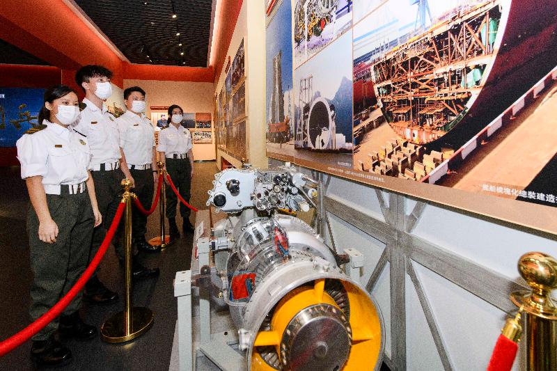 香港海关今日（十一月十四日）带领「海关青年领袖团」团员参观位于昂船洲军营的驻香港部队展览中心。图示团员观赏展品。