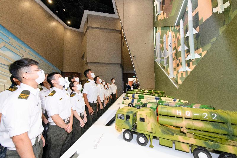 Hong Kong Customs today (November 14) led members of the Customs Youth Leader Corps to visit the Chinese People's Liberation Army (PLA) Hong Kong Garrison Exhibition Center located at Ngong Shuen Chau Barracks. Photo shows the members viewing models of the PLA's military equipment.