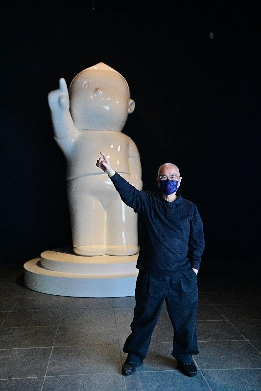 The opening ceremony for "X-Xperimenting Exhibition - Danny Yung 50 Year Creations" was held today (November 15) at the Hong Kong Heritage Museum. Picture shows artist Danny Yung and a "Tian Tian" figure designed by him.