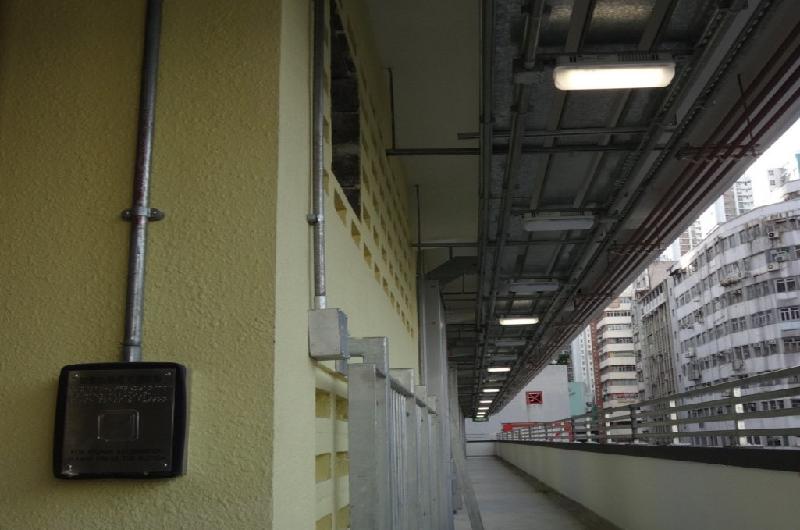 香港房屋委员会辖下的华厦邨获得英国特许屋宇装备工程师学会香港分会颁授二○二一年度项目大奖（住宅建筑）。图示华厦邨电梯大堂的手动开关，可调高电梯大堂、走廊和楼梯的照明度。
