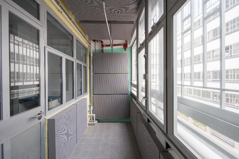 香港房屋委員會轄下的華廈邨獲得英國特許屋宇裝備工程師學會香港分會頒授二○二一年度項目大獎（住宅建築）。圖示單位內用作減輕噪音影響的特殊減音露台。