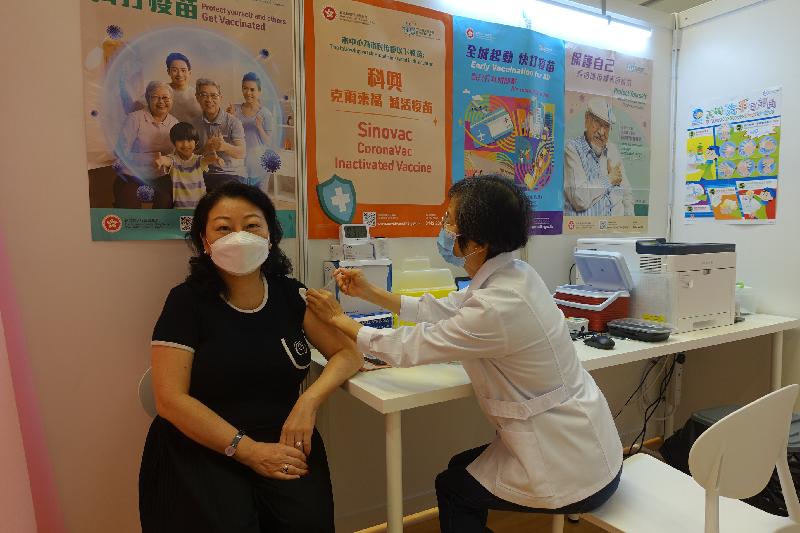 The Secretary for Justice, Ms Teresa Cheng, SC, today (November 18) received her third dose of the Sinovac vaccine at the Community Vaccination Centre at Java Road Sports Centre.