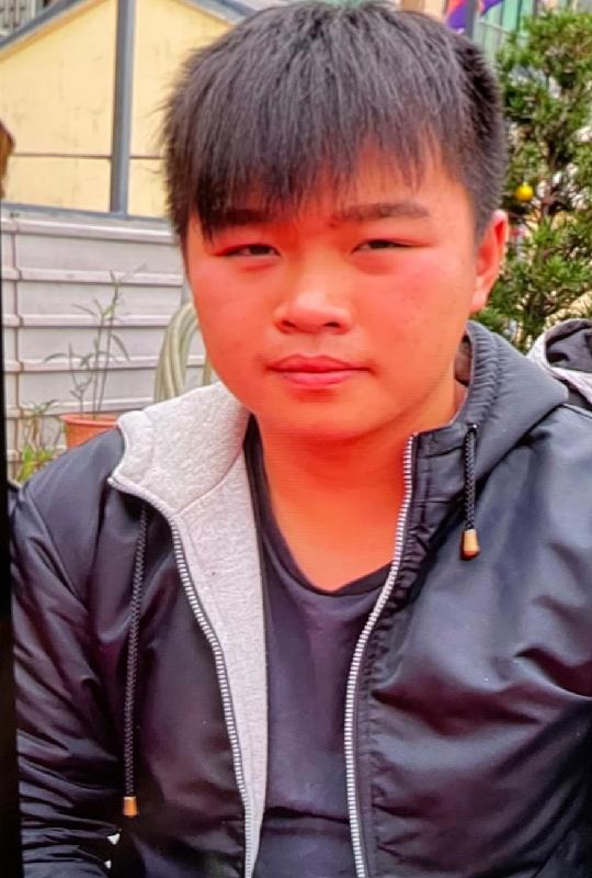 Kwok Ho-ki, aged 20, is about 1.73 metres tall, 70 kilograms in weight and of fat build. He has a round face with yellow complexion and short black hair. He was last seen wearing a white short-sleeved T-shirt, black pants, black slippers and carrying a black shoulder bag.