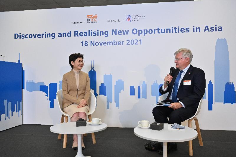 The Chief Executive, Mrs Carrie Lam, attended the "Discovering and Realising New Opportunities in Asia" webinar organised by the Hong Kong Trade Development Council today (November 18). Photo shows Mrs Lam (left) fielding questions from participants during the question-and-answer session.