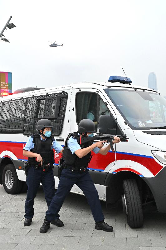 跨部門反恐專責組今日（十一月十九日）下午在廣深港高鐵西九龍站進行代號「虎速」的跨部門反恐演習。圖示警方在政府飛行服務隊的支援下，搜捕恐怖分子。