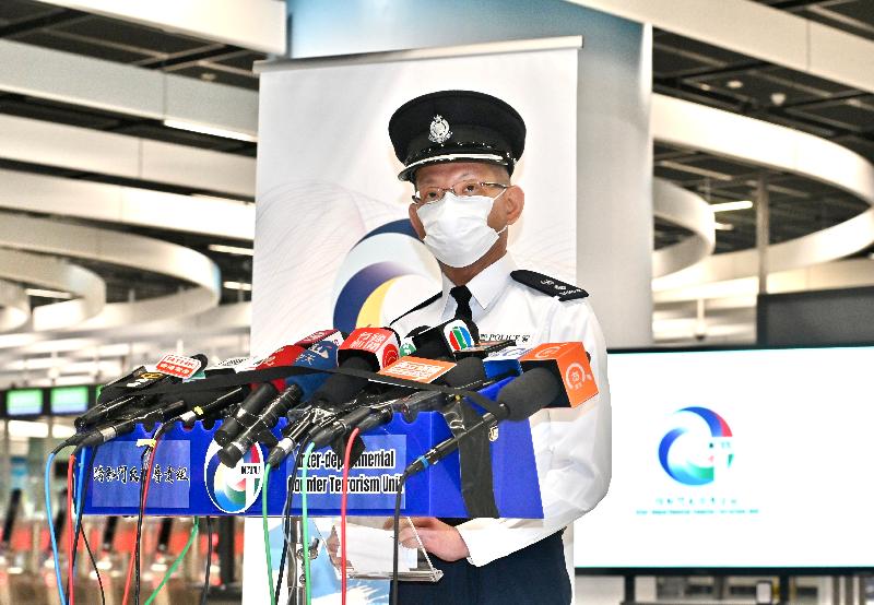 The Inter-departmental Counter Terrorism Unit (ICTU) conducted an inter-departmental counter-terrorism exercise, codenamed “TIGERPACE”, at the Guangzhou-Shenzhen-Hong Kong Express Rail Link West Kowloon Station this afternoon (November 19). Picture shows Senior Police Superintendent of the ICTU, Mr Leung Wai-ki, briefing on the objectives and the details of the exercise.