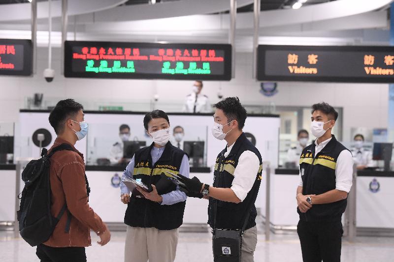 The Inter-departmental Counter Terrorism Unit conducted an inter-departmental counter-terrorism exercise, codenamed “TIGERPACE”, at the Guangzhou-Shenzhen-Hong Kong Express Rail Link West Kowloon Station this afternoon (November 19). Picture shows officers of Immigration Department intercepting a suspicious person in the arrival hall.