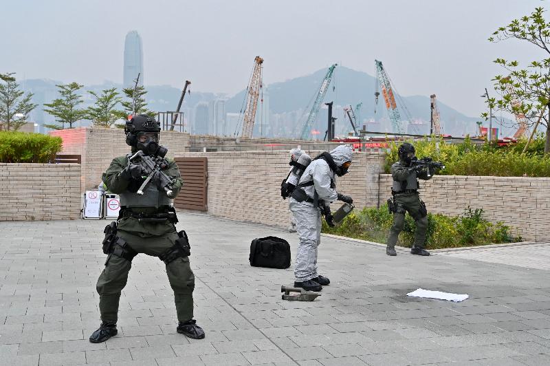 The Inter-departmental Counter Terrorism Unit conducted an inter-departmental counter-terrorism exercise, codenamed “TIGERPACE”, at the Guangzhou-Shenzhen-Hong Kong Express Rail Link West Kowloon Station this afternoon (November 19). Picture shows the officers of the Explosive Ordnance Disposal Bureau of the Police, under the protection of Counter Terrorism Response Unit, handling a suspected Chemical, Biological, Radiological, and Nuclear device.