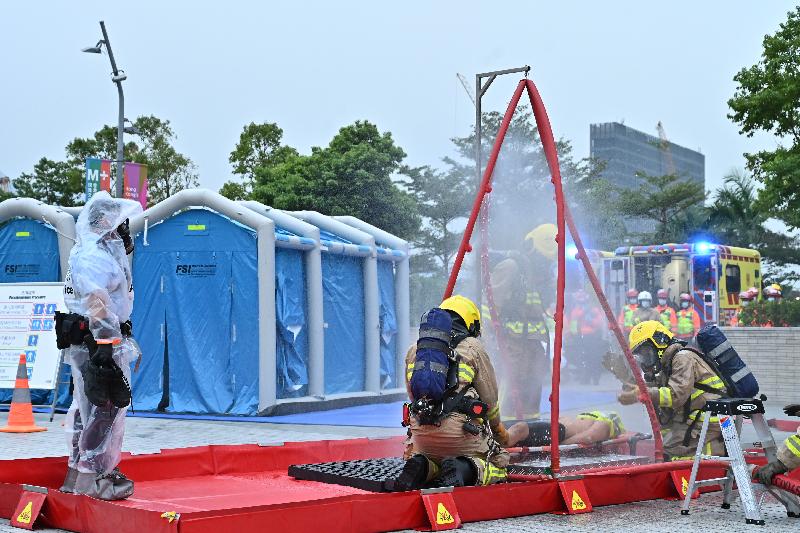 The Inter-departmental Counter Terrorism Unit conducted an inter-departmental counter-terrorism exercise, codenamed “TIGERPACE”, at the Guangzhou-Shenzhen-Hong Kong Express Rail Link West Kowloon Station this afternoon (November 19). Picture shows officers of the Fire Services Department carrying out decontamination procedures for contaminated persons with the portable decontamination shower.
