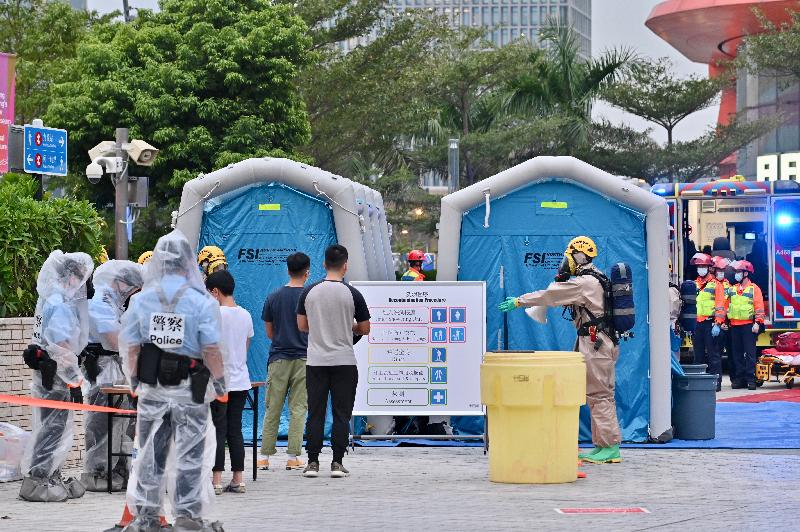 The Inter-departmental Counter Terrorism Unit conducted an inter-departmental counter-terrorism exercise, codenamed “TIGERPACE”, at the Guangzhou-Shenzhen-Hong Kong Express Rail Link West Kowloon Station this afternoon (November 19). Picture shows officers of the Fire Services Department instructed the contaminated persons to enter the single-line inflatable decontamination shelter for decontamination procedures.