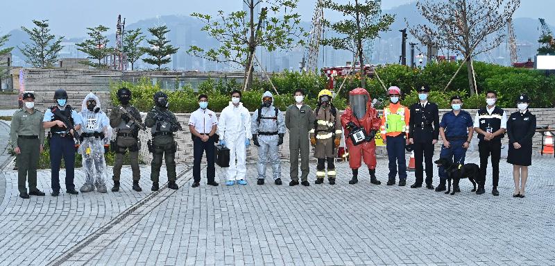 About 300 officers from the Customs and Excise Department, the Correctional Services Department, the Fire Services Department, the Government Flying Service, the Hong Kong Police Force, the Immigration Department and the Government Laboratory took part in the inter-departmental counter-terrorism exercise, codenamed “TIGERPACE”, at the Guangzhou-Shenzhen-Hong Kong Express Rail Link West Kowloon Station this afternoon (November 19).