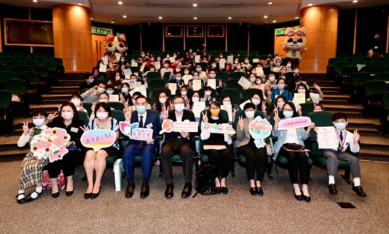 The certificate presentation ceremony for the Reading Programme for Children and Youth, organised by the Hong Kong Public Libraries (HKPL) of the Leisure and Cultural Services Department, was held today (November 20) at Hong Kong Central Library. Photo shows the Chief Librarian (Management)3 of the HKPL, Ms Susanna Lee (front row, second right); the Chief Librarian (Management)1 of the HKPL, Ms Carmen Tse (front row, third right); the Chief Librarian (Hong Kong Central Library and Extension Activities) of the HKPL, Miss Melinda Lee (front row, fourth right); the Assistant Director of Leisure and Cultural Services (Libraries and Development), Mr Lee Tsz-chun (front row, centre); the Vice-President of the Hong Kong Teacher-Librarians' Association, Mr Chow Lap-ming (front row, fourth left); the Vice-President of the Hong Kong Teacher-Librarians' Association, Ms Pang Choi-po (front row, third left); and the Chief Librarian (Management)2 of the HKPL, Ms Elaine Kong (front row, second left); with the award winners and school representatives at the ceremony. 