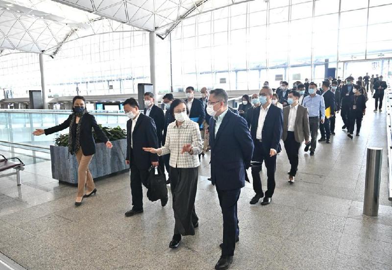 The Mainland epidemic prevention and control expert delegation today (November 21) conducted its visit in Hong Kong for the second day. Accompanied by the Secretary for Food and Health, Professor Sophia Chan (front row, second right), the expert delegation visited the Hong Kong International Airport to learn about the measures implemented at the airport to guard against the importation of cases.