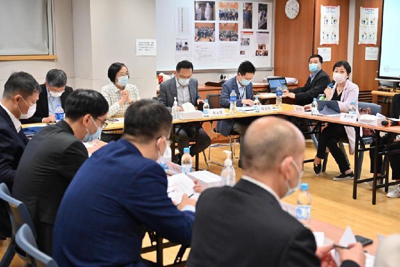 The Mainland epidemic prevention and control expert delegation today (November 21) visited the Contact Tracing Office of the Centre of Health Protection at Kai Tak Community Hall to understand the epidemiological investigation and contact tracing for confirmed cases.