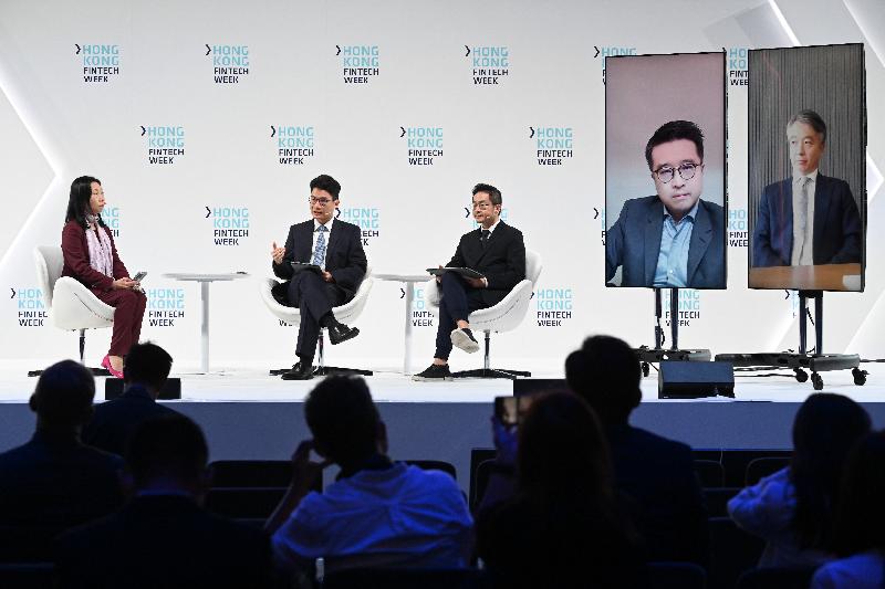 The five-day Hong Kong FinTech Week 2021 attracted over 20 000 attendees and more than four million online views from 87 economies. Photo shows the Under Secretary for Financial Services and the Treasury, Mr Joseph Chan (second left), sharing his perspectives on the Guangdong-Hong Kong-Macao Greater Bay Area as a digital finance hub with fellow panellists on November 3. Also pictured are the Vice President of Tencent Holdings and Chairman of Fusion Bank, Mr Jim Lai (centre); the Chairman of AMTD Group, Dr Calvin Choi (second right); and the Chief Executive Officer and Founding Partner of BitRock Capital, Mr Alfred Shang (first right).