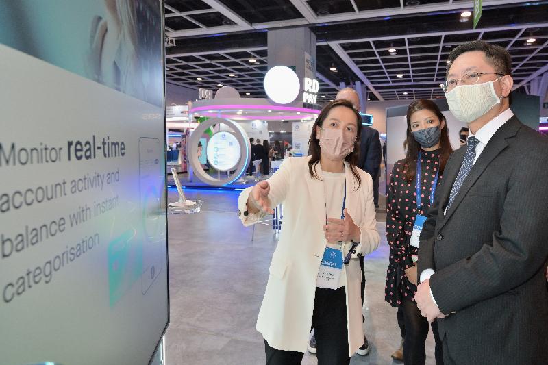 The five-day Hong Kong FinTech Week 2021 attracted over 20 000 attendees and more than four million online views from 87 economies. Photo shows the Secretary for Innovation and Technology, Mr Alfred Sit (first right), touring the exhibition on November 4.