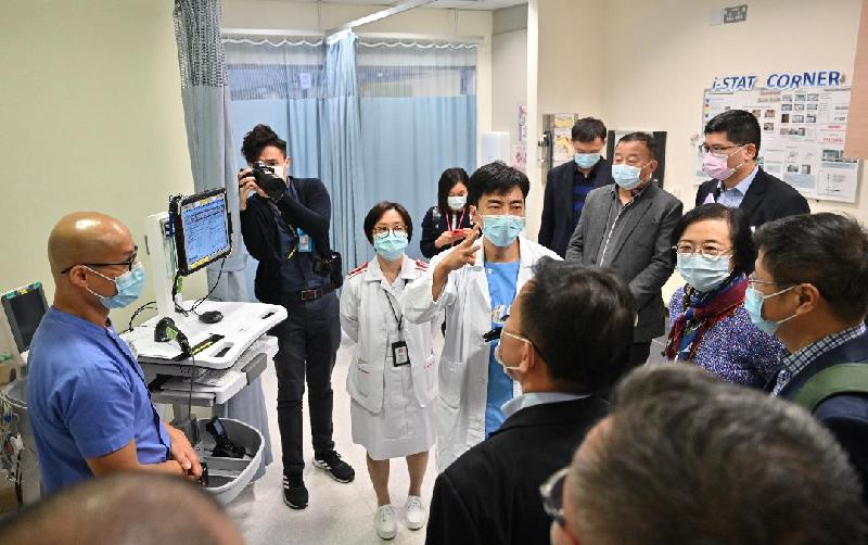 The Mainland epidemic prevention and control expert delegation visits Tin Shui Wai Hospital today (November 22) to understand the triage and consultation arrangements in the Accident and Emergency Department.