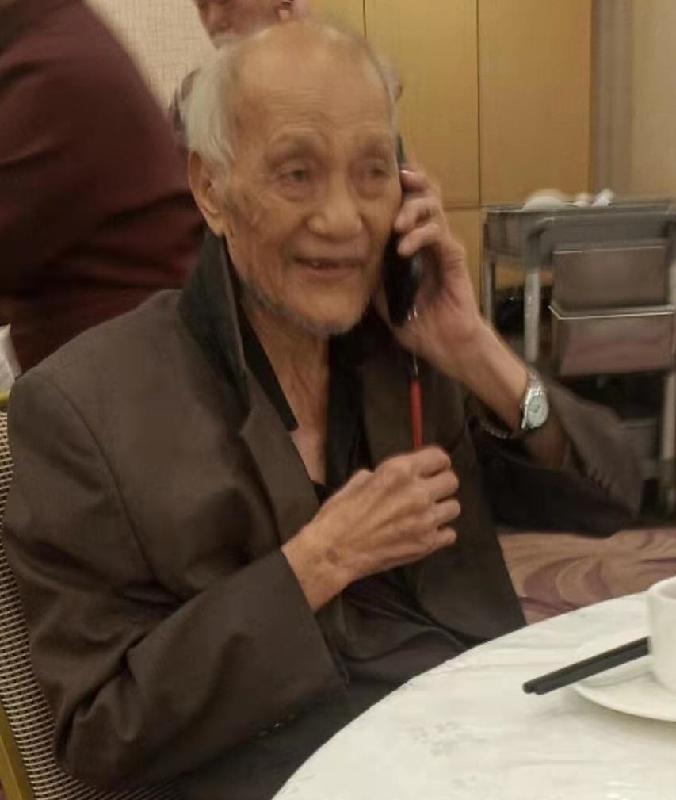Lee Chung-wang, aged 91, is about 1.75 metres tall, 60 kilograms in weight and of thin build. He has a long face with yellow complexion and short white hair. He was last seen wearing a brown jacket, grey trousers, dark leather shoes and a black hat.