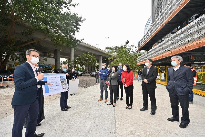 The Transport Advisory Committee (TAC) today (November 23) visited the first automated parking system (APS) taken forward by the Government in a short-term tenancy car park at Hoi Shing Road in Tsuen Wan. Photo shows the TAC Chairman, Professor Stephen Cheung (first right), the Permanent Secretary for Transport and Housing (Transport), Ms Mable Chan (third right), and other TAC members being briefed by the Deputy Commissioner for Transport (Planning and Technical Services), Mr Tony Yau (first left), on the operating principles and characteristics of the APS.
